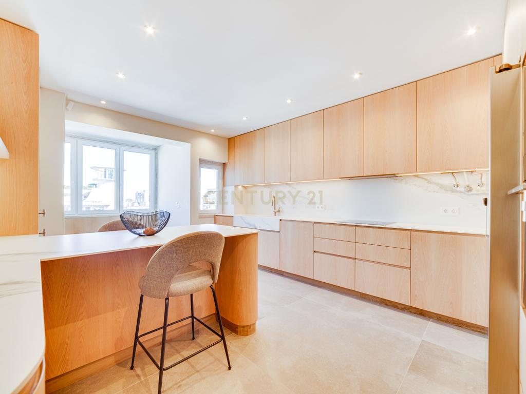 Luxuoso apartamento T4 em Lisboa com Vista e Acabamentos de Alta Qualidade - Image 1